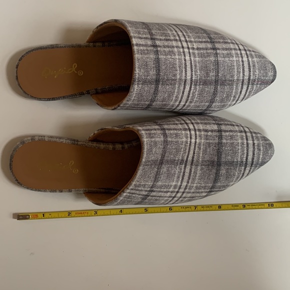 ⭐️HOST PICK⭐️ [7] Plaid flats - Picture 9 of 11